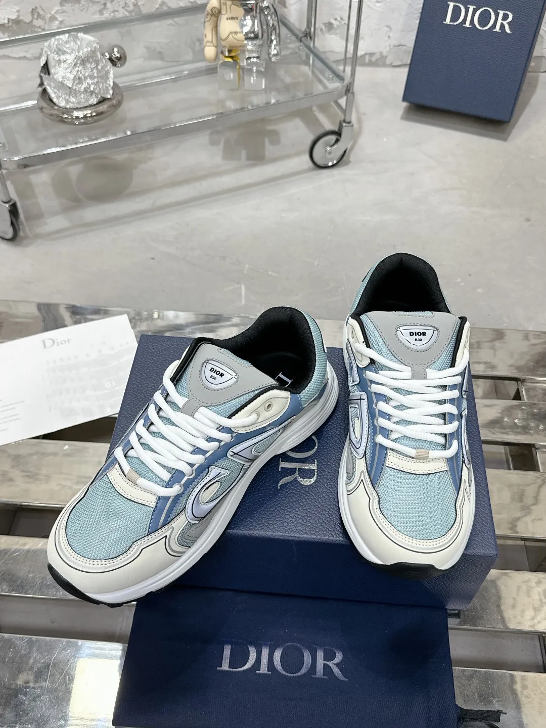 Men's men's shoes 💰600❤️❤️❤️High version Dior Dior's latest color matching B30 series reflective dad sneakers original 17380💰 purchased for development and production Brand new B30 sneakers Dad Shoes style shoes that follow the trend of the retro market The Dior logo on the tongue also indicates that this pair of shoes is the B30 model! B30 uses fine-textured leather and mesh cloth materials to form a shoe body. There are conspicuous letters CD on both sides of the shoe body to indicate identity. Many lines on the shoe body outline details to make the shoes look less monotonous and full of retro flavor. The delivery counter is exquisitely packaged🛍📦 ▪️Fabric: Original customized technical fabric + mesh ▪️Inner lining: Customized breathable lining ▪️Outsole: Original molded IP foam + TPU outsole ▪️Sole thickness: 3.5CM ▪️Size: Women’s size 35-40 / Men’s size 39-46